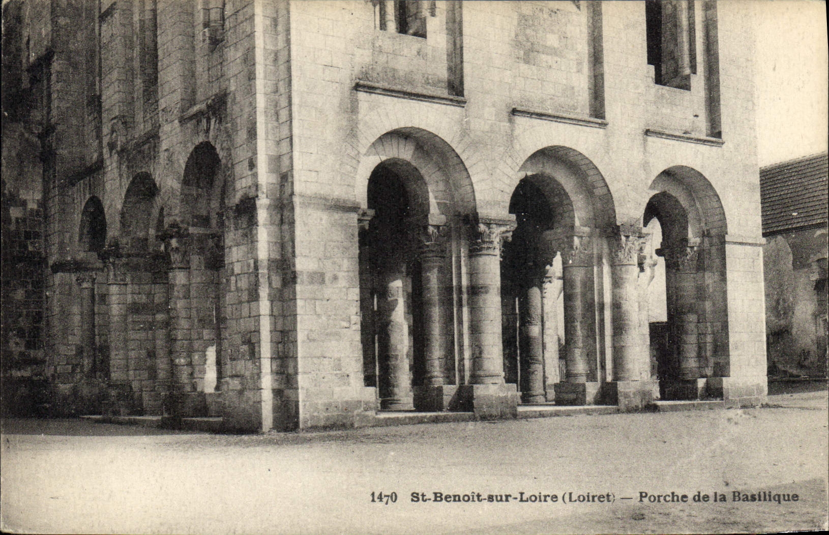 St-Benoît-sur-Loire (Loiret) — Porche de la Basilique