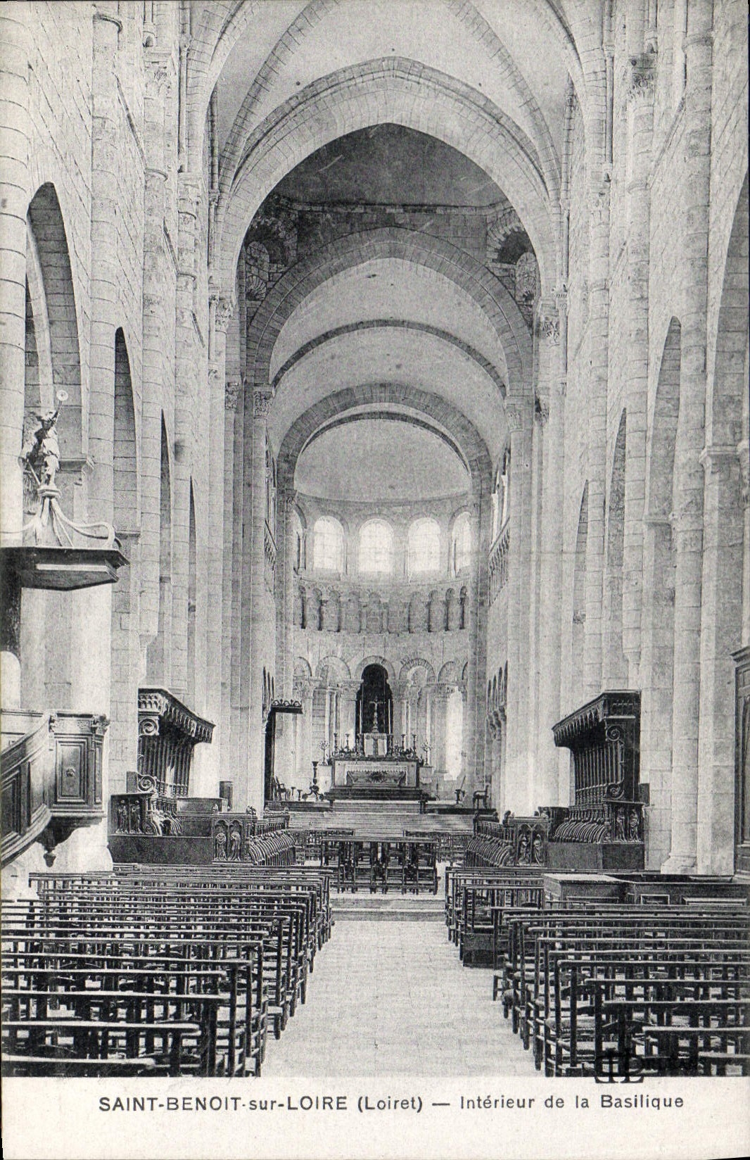 CPA Saint Benoit sur Loire Loiret Interieur de la Basilique 
