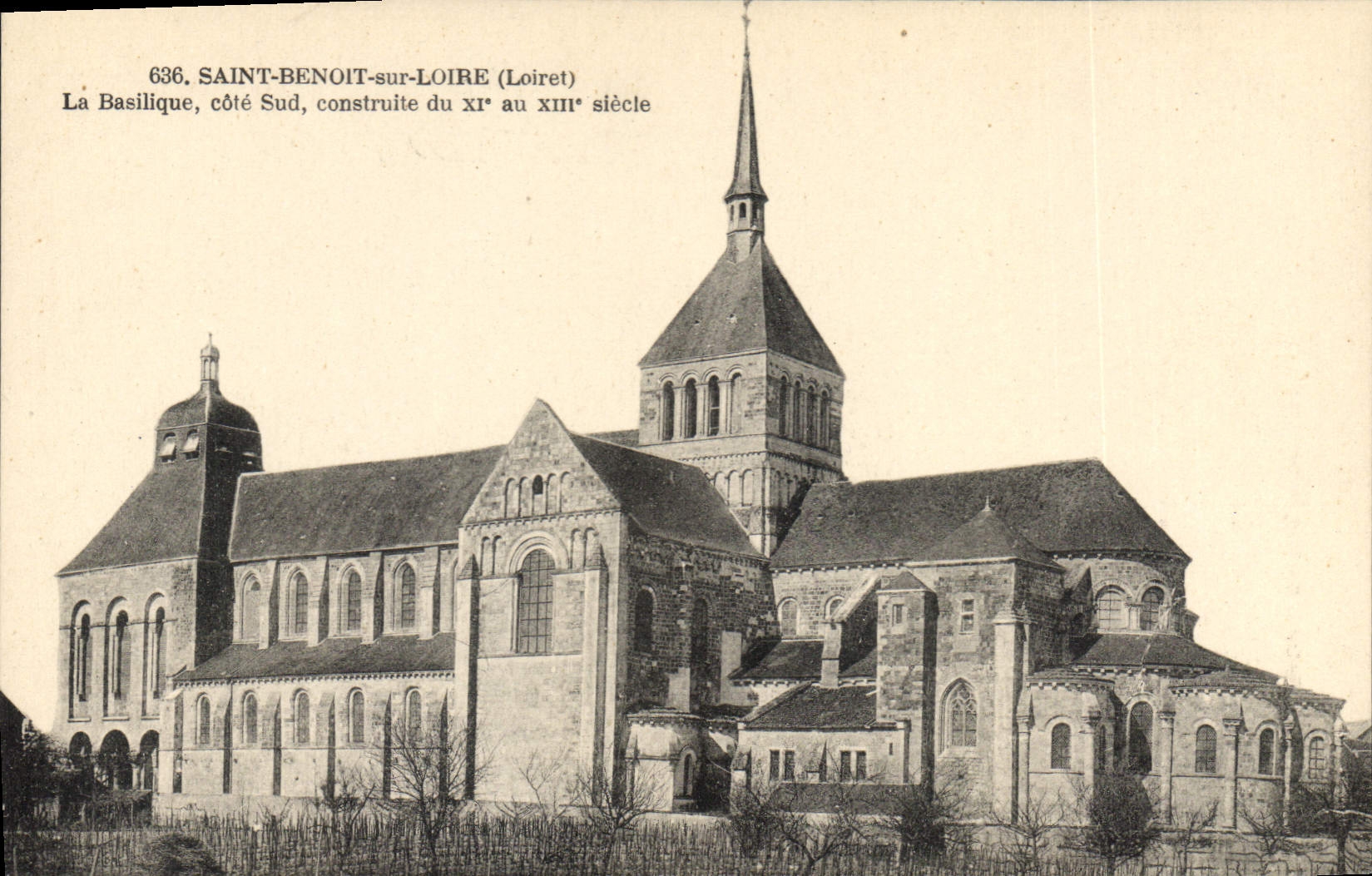CPA Saint Benoit sur Loire Loiret La Basilique cote Sud construite du XI au XII siecle 