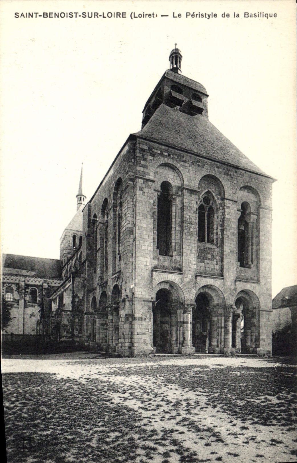 CPA Saint Benoit sur Loire Loiret Le Peristyle de la Basilique 