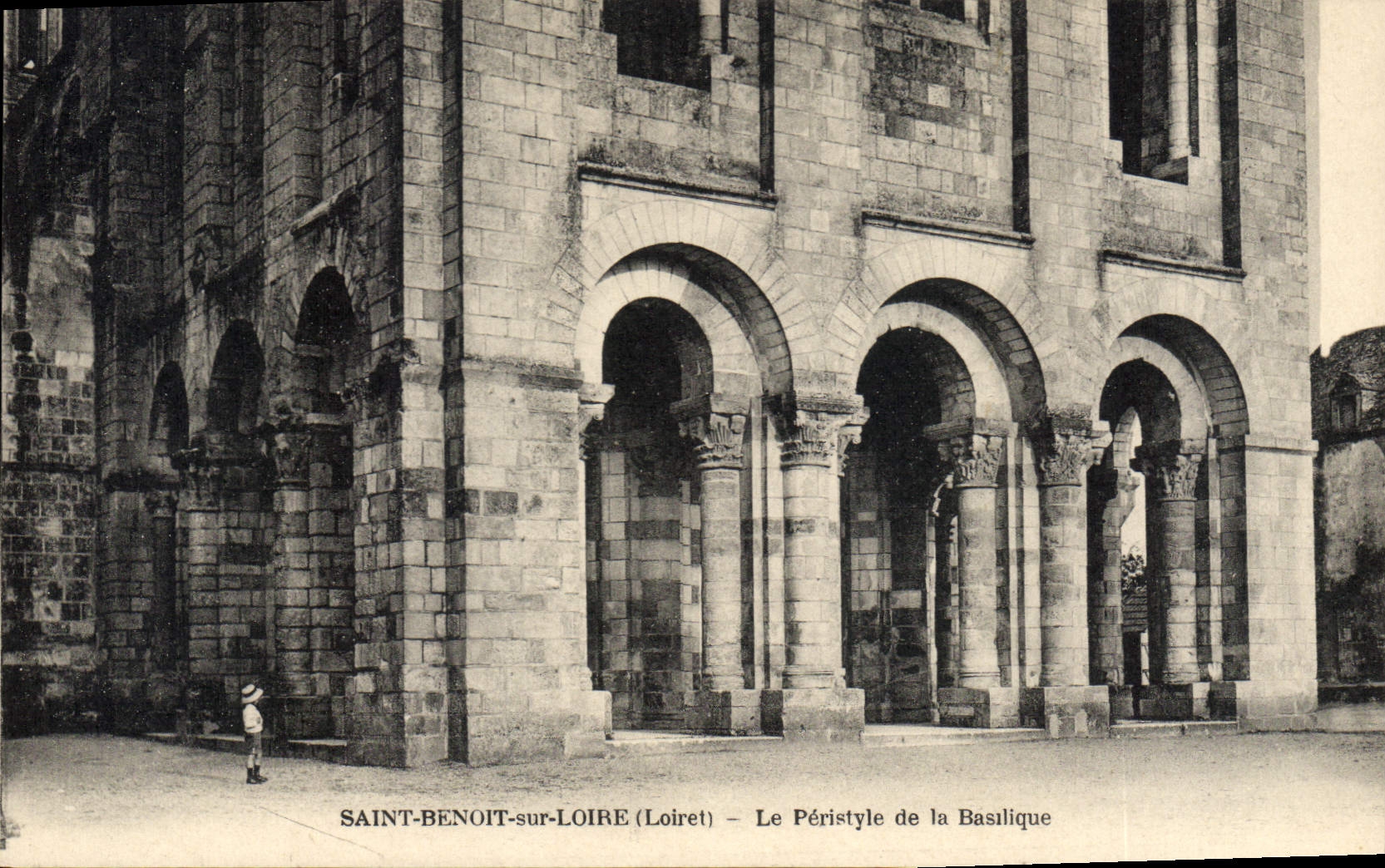 CPA Saint Benoit sur Loire Loiret Le Peristyle de la Basilique 