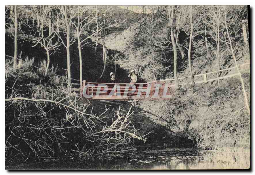 Deux personnes sur un pont en bois — vue de la rivière — édition M. 178, gou.