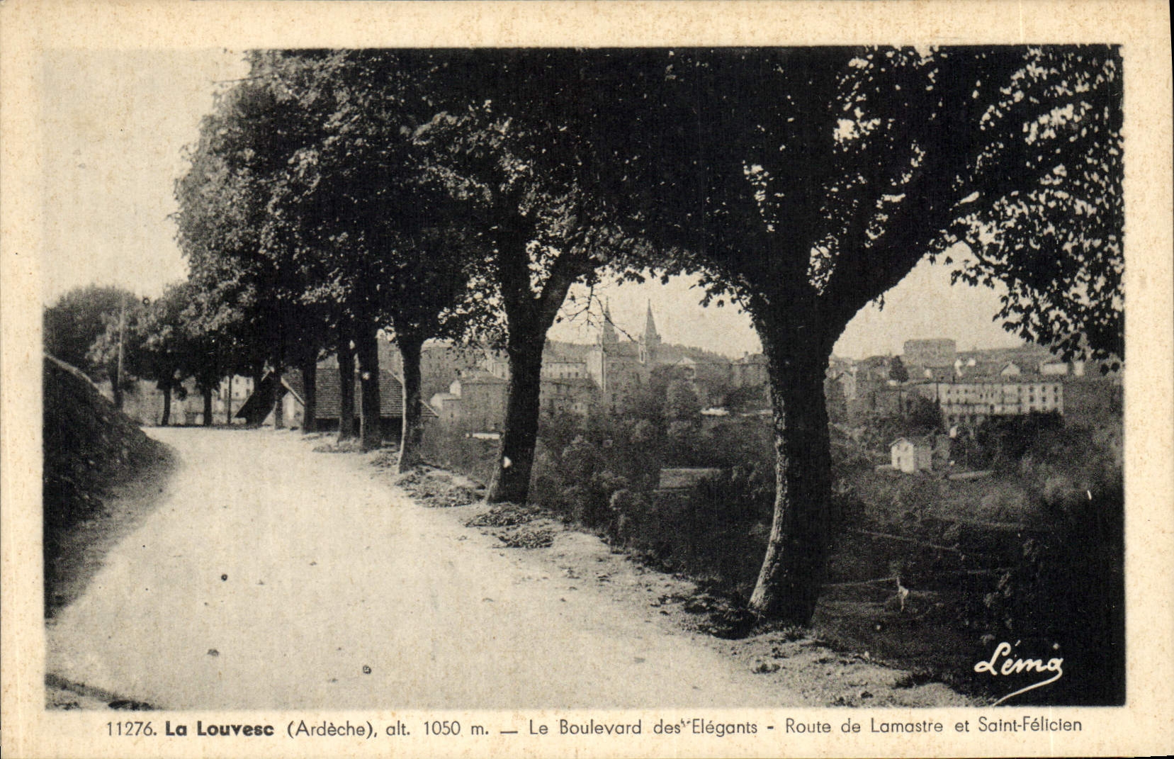 La Louvesc (Ardèche), alt. 1050 m. — Le Boulevard des Élégants — Route de Lamastre et Saint-Félicien — Léma