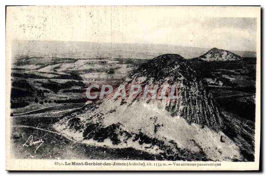 Le Mont-Gerbier-des-Joncs (Ardèche) — Vue aérienne panoramique — Photo-Léon Puy, n°8852