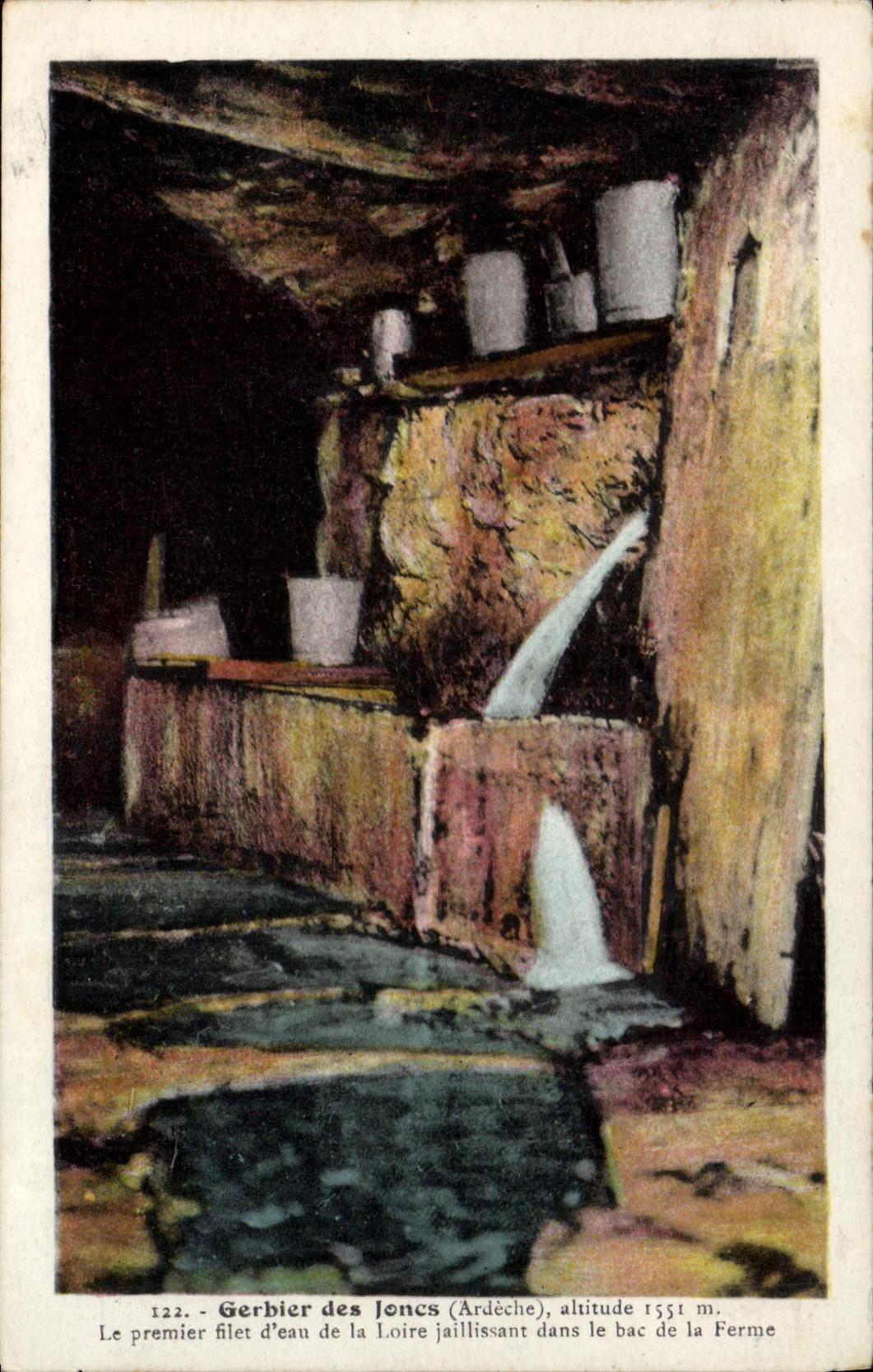 Gerbier des Joncs (Ardèche) — premier filet d'eau de la Loire jaillissant dans le bac de la Ferme — n° 122