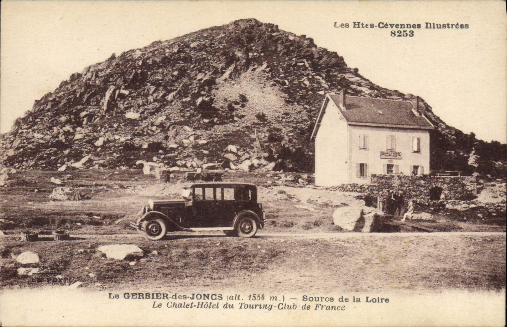 Le GERBIER-des-JONCS (alt. 1554 m.) — Source de la Loire — Hôtel du Touring-Club de France — Les Htes-Cévennes Illustrées 8253