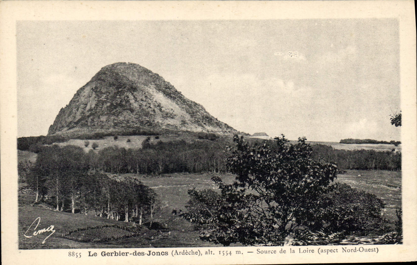 Le Gerbier-des-Joncs (Ardèche), alt. 1554 m. — Source de la Loire (aspect Nord-Ouest)