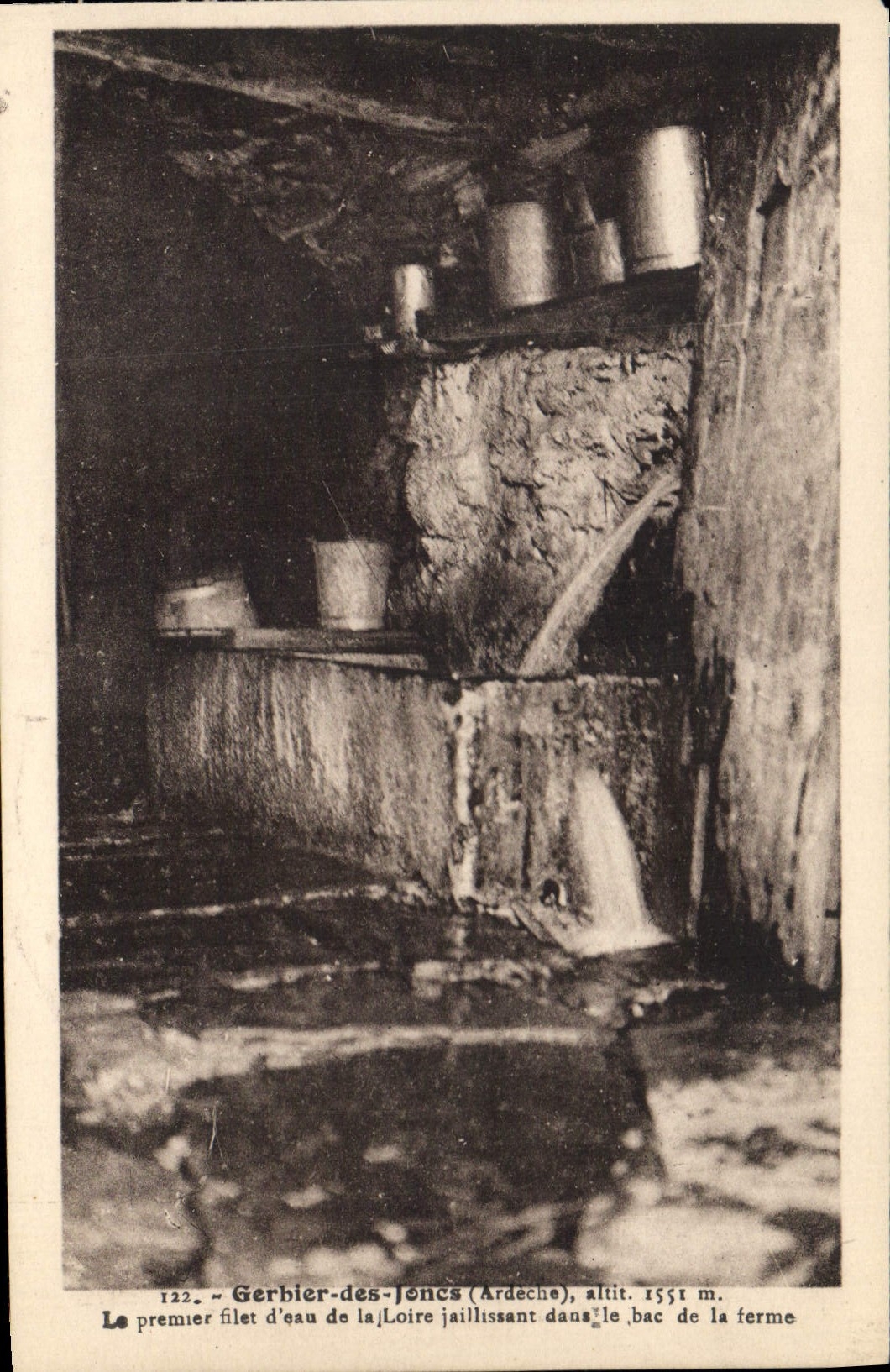 Gerbier-des-Joncs (Ardeche) — premier filet d'eau de la Loire jaillissant dans le bac de la ferme — alt. 1551 m — éd. H. Collard, Issarlès