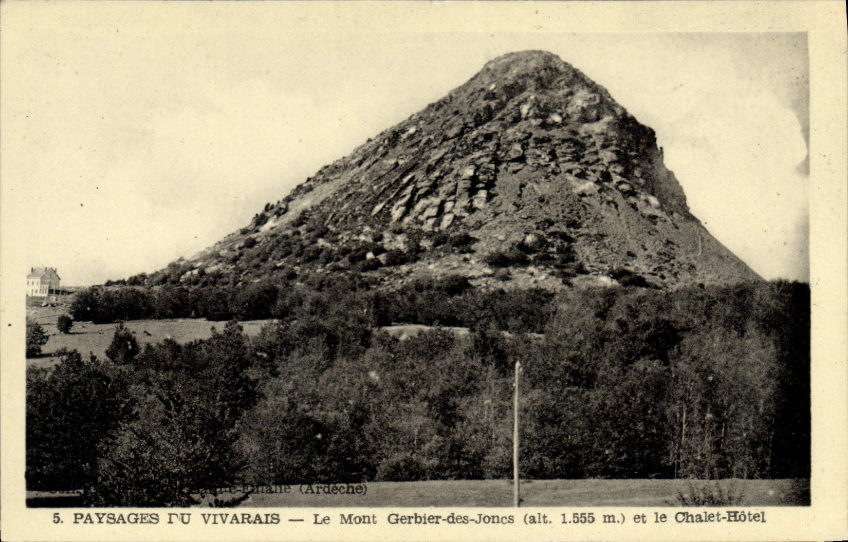 Mont Gerbier-des-Joncs (alt. 1.555 m.) et le Chalet-Hôtel — Paysages du Vivarais — Ardeche