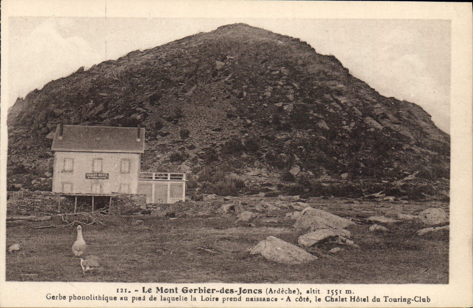 Le Mont Gerbier-des-Joncs (Ardèche), altit 1551 m. — Gerbe phonolitbique au pied de laquelle la Loire prend naissance — A côté, le Chalet Hôtel du Touring-Club