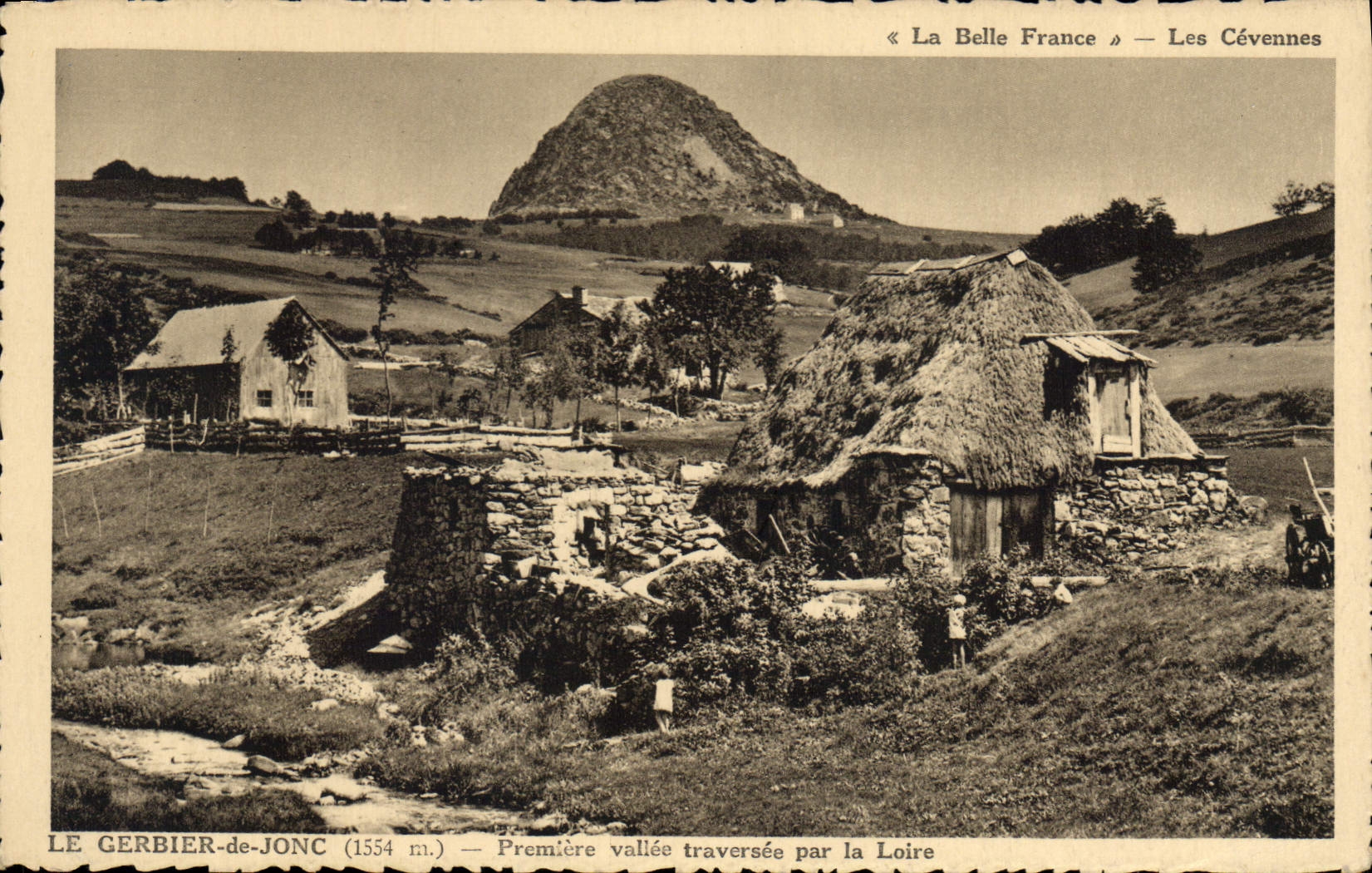 Le Gerbier-de-Jonc (1554 m.) — Première vallée traversée par la Loire — Les Cévennes
