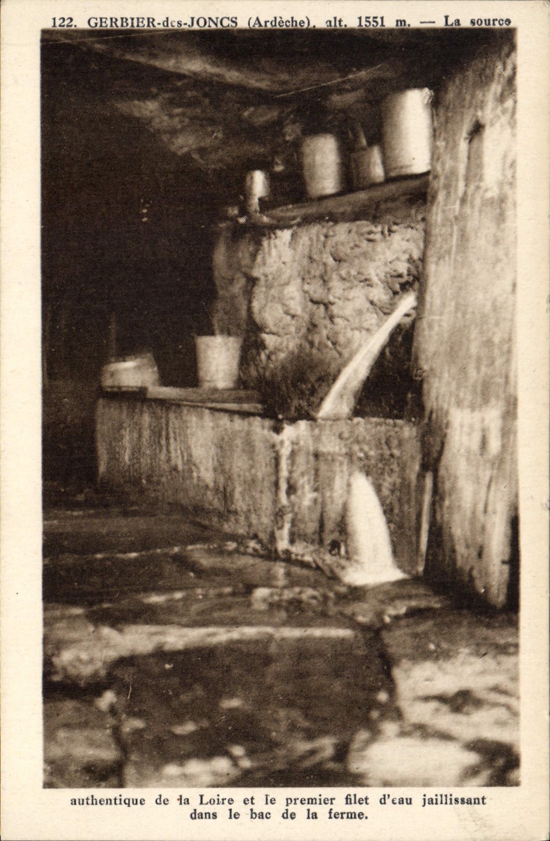 Gerbier-des-Joncs (Ardèche), alt. 1551 m. — La source authentique de la Loire et le premier filet d'eau jaillissant dans le bac de la ferme