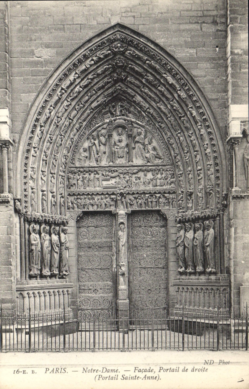 CPA Paris Notre Dame Facade Portail de droite (Portail Sainte Anne)