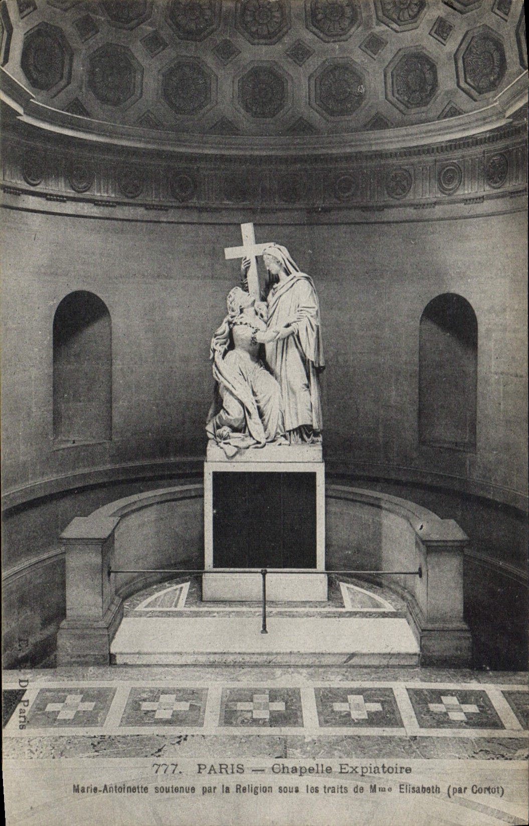 CPA Paris Chapelle Expiratoire Marie Antoinette soutenue par la religion sous les traits de Mme Elis