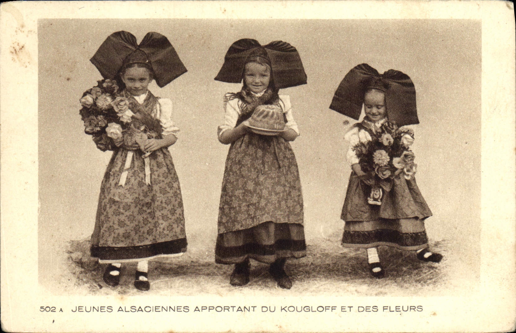 CPA Jeunes Alsaciennes apportant du Kougloff et des Fleurs