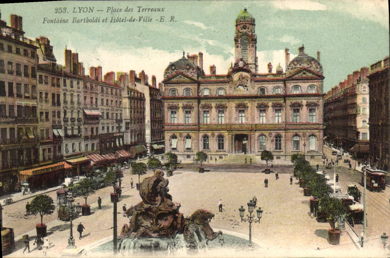 LYON — Place des Terreaux — Fontaine Bartoldi et Hôtel-de-Ville — E.R. — n°253