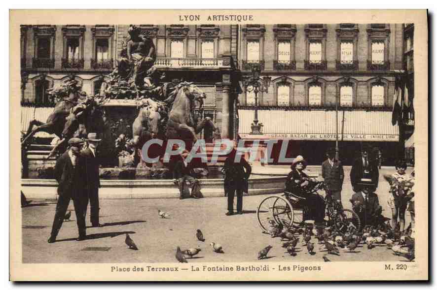 CPA Place des Terreaux La Fontaine Bartholdi Les Pigeons