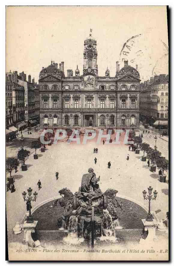CPA Lyon Place des Terreaux Fontaine Bartholdi et L'Hotel de Ville