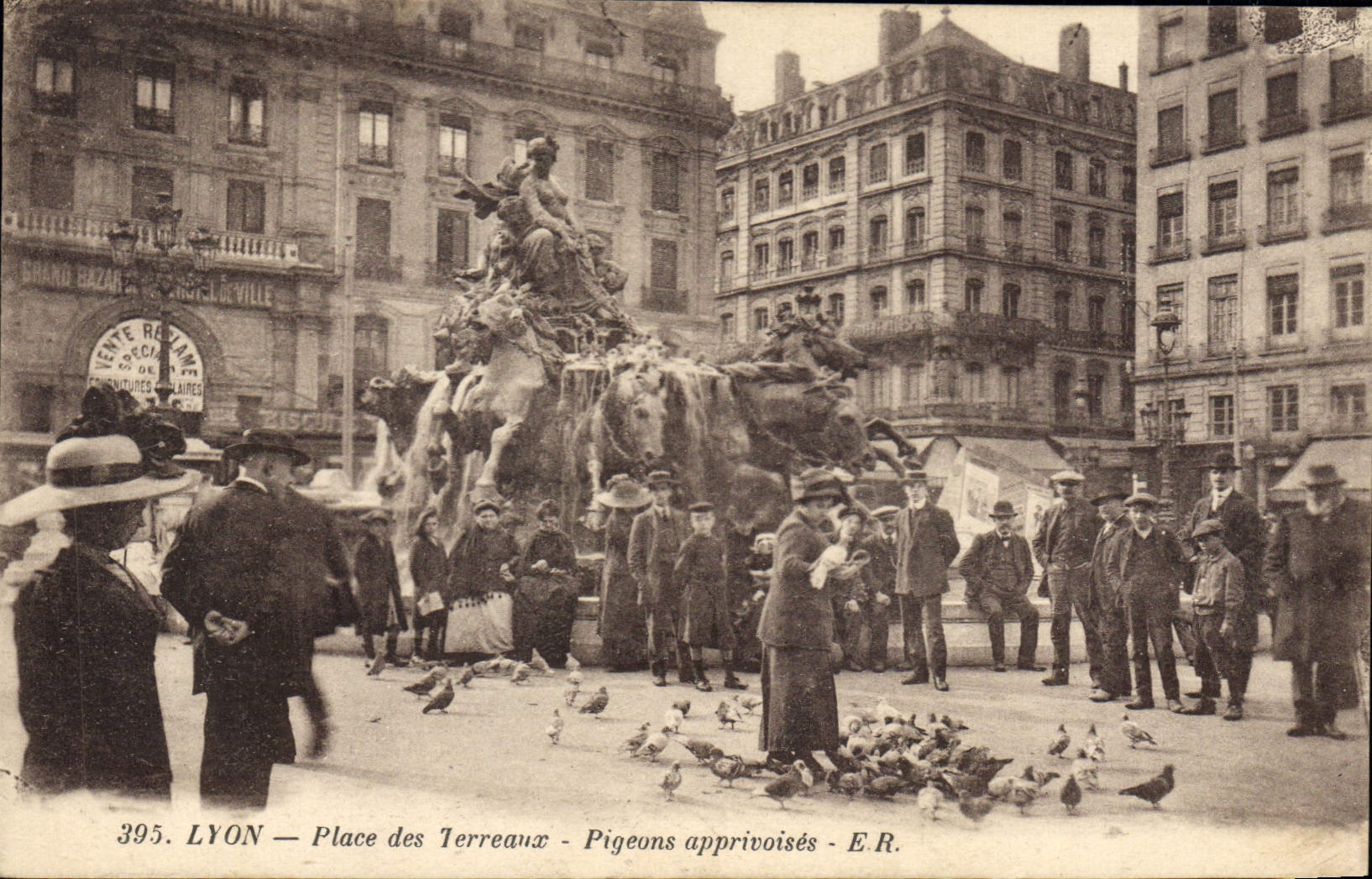 LYON — Place des Terreaux — Pigeons apprivoisés — E.R.