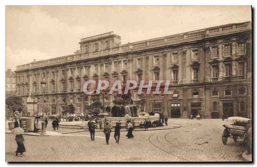 CPA Lyon La Place des Terreaux et le Palais des Arts