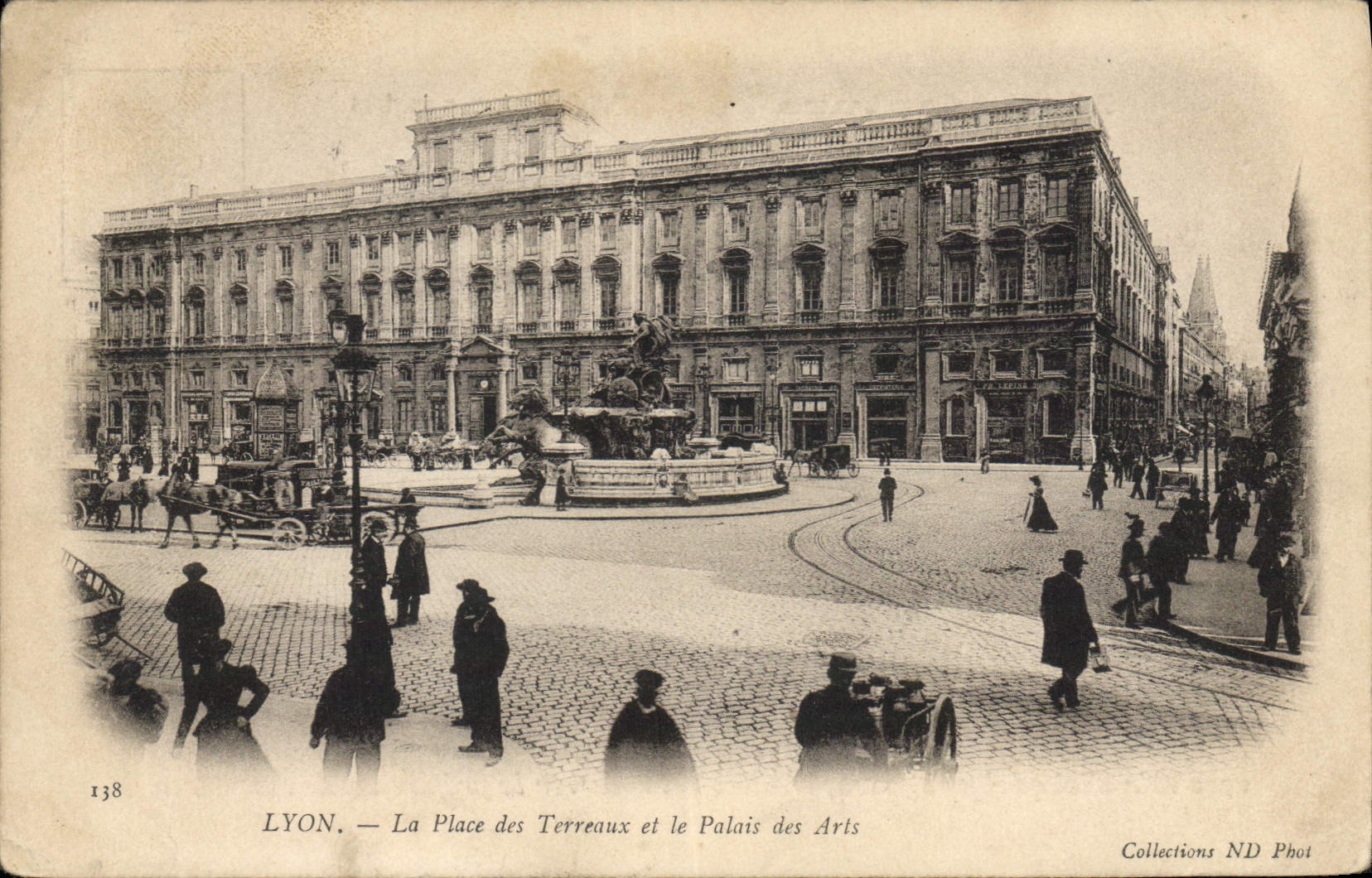 CPA Lyon La Place des Terreaux et le Palais des Arts