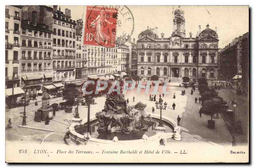 CPA Lyon Place des Terreaux Fontaine Bartholdi et Hotel de Ville
