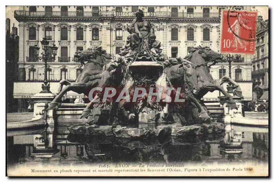 CPA Lyon La Fontaine Barboldi Monument en Plonb repousse et marlele representant les fleuves et l'Oc