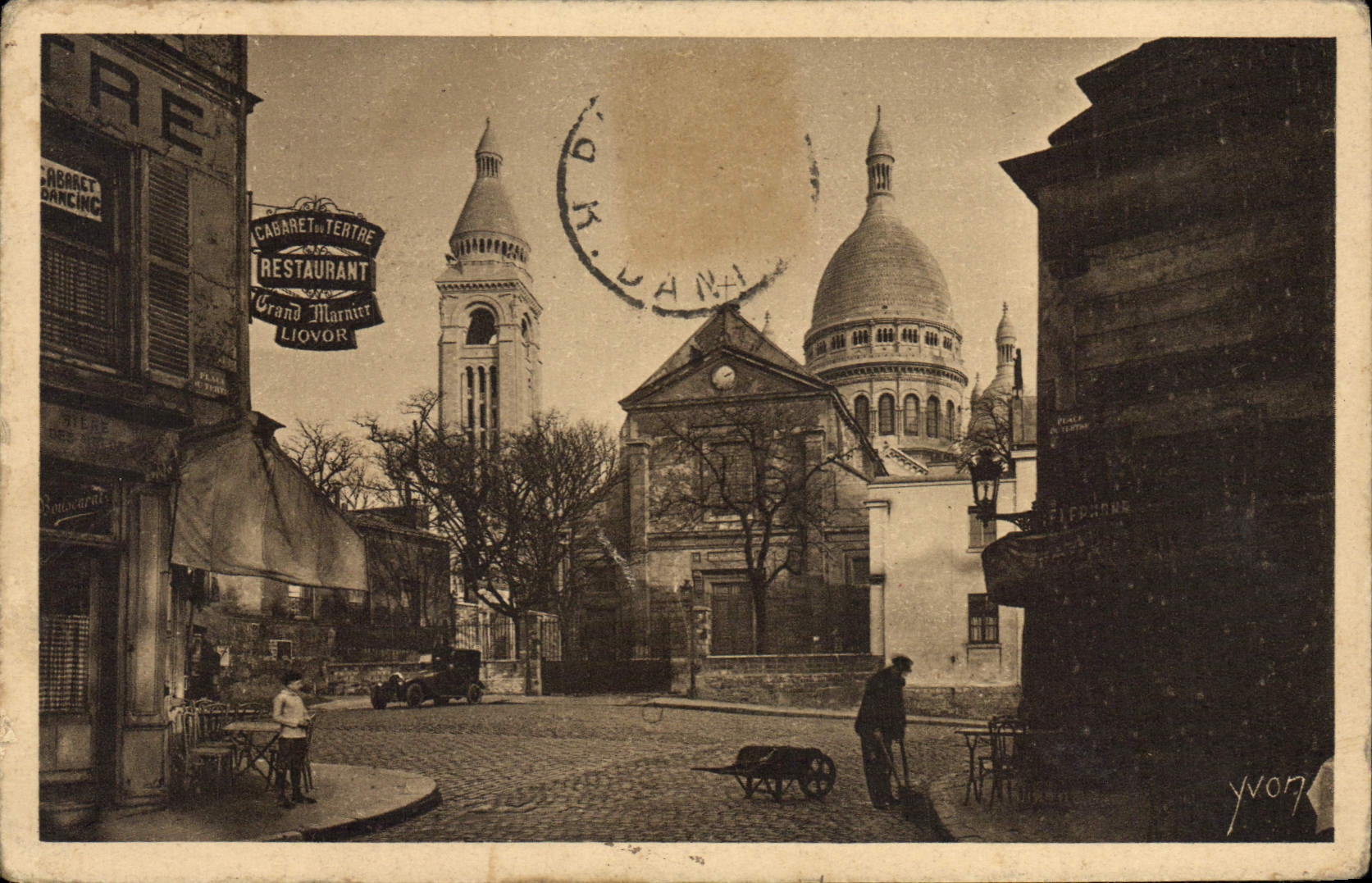 CPA Paris en flanant Montmartre le Sacre Coeur vu de la Place du Tertre