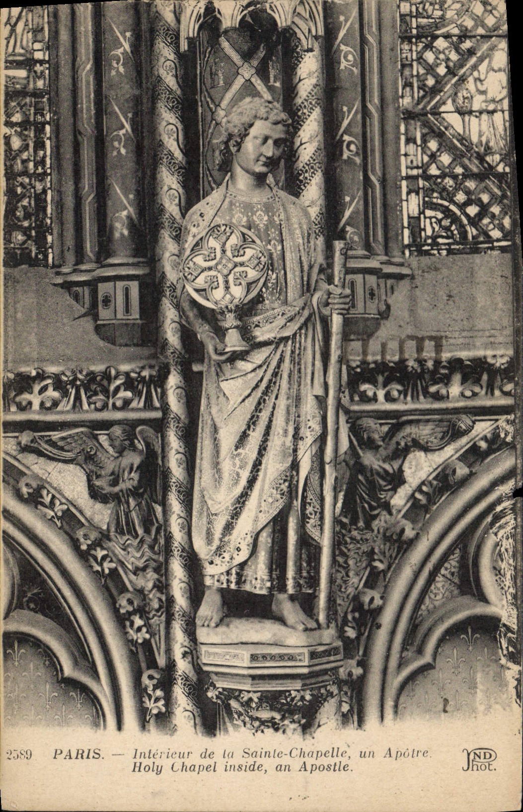 CPA Paris Interieur de la Saitne Chapelle un Apotre