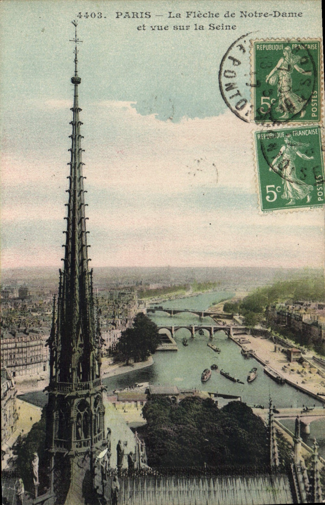 CPA Paris La Fleche de Notre Dame et vue sur la Seine