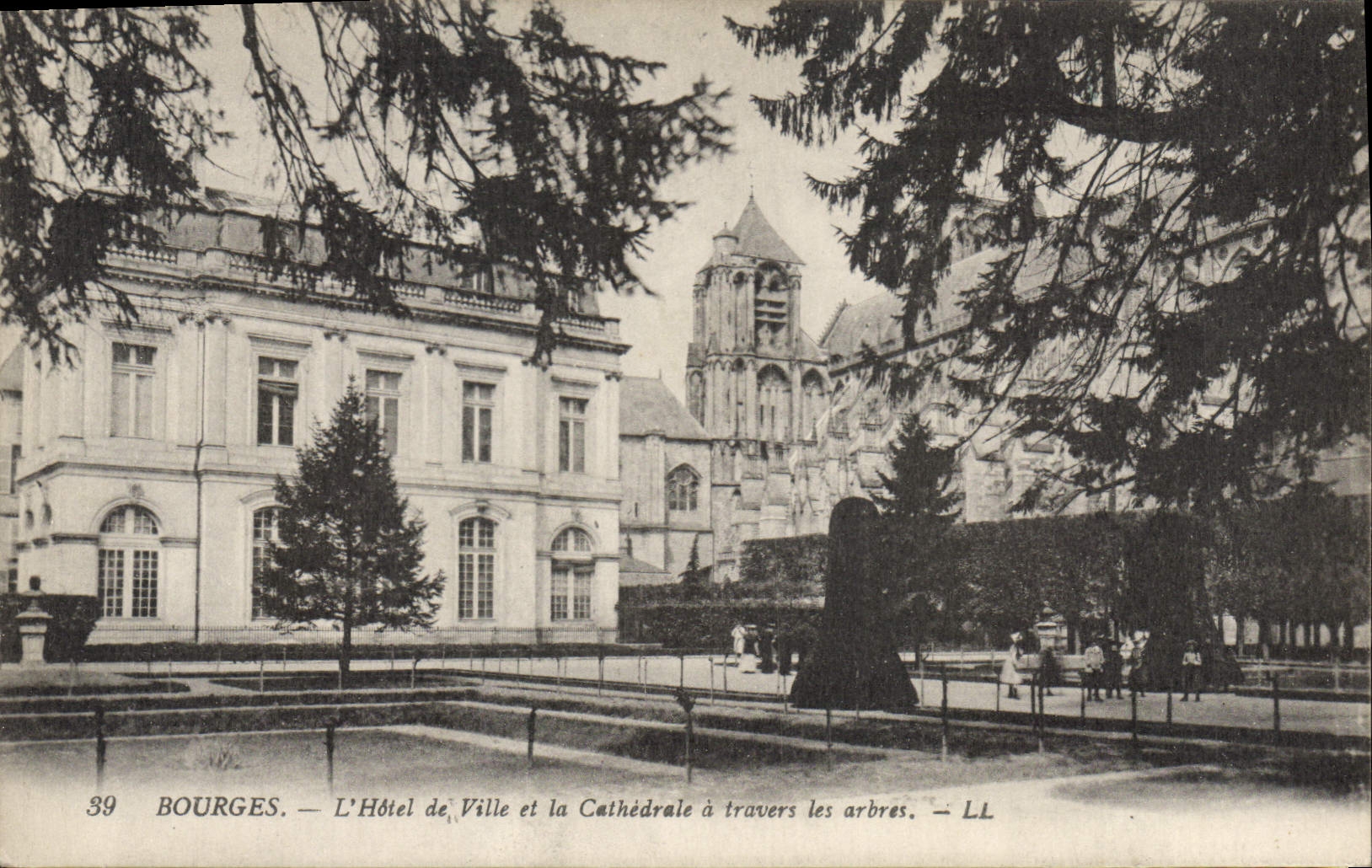 CPA Bourges L'Hotel de Ville et la Cathedrale a travers les arbres