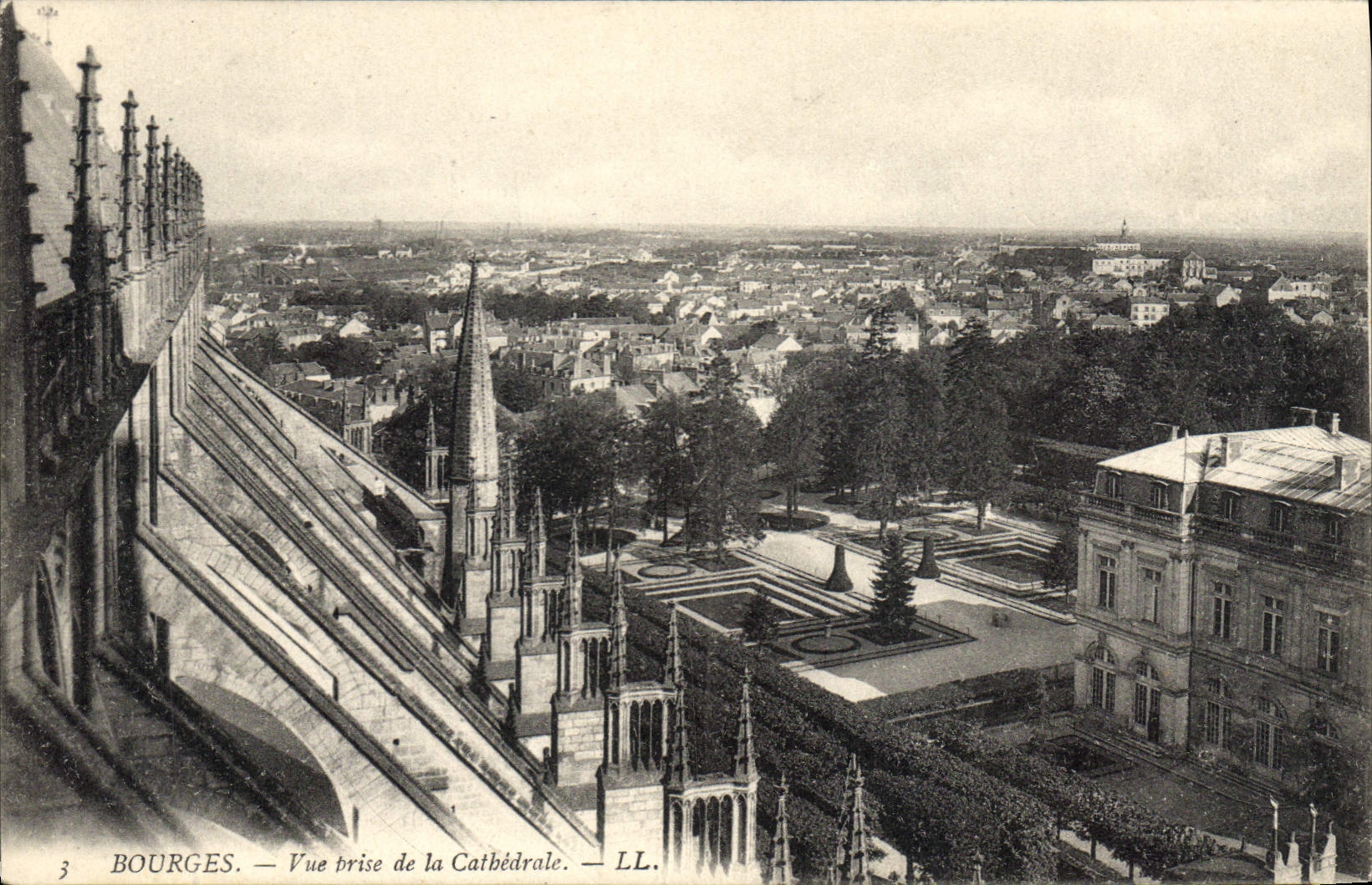 CPA Bourges Vue prise de la Cathedrale