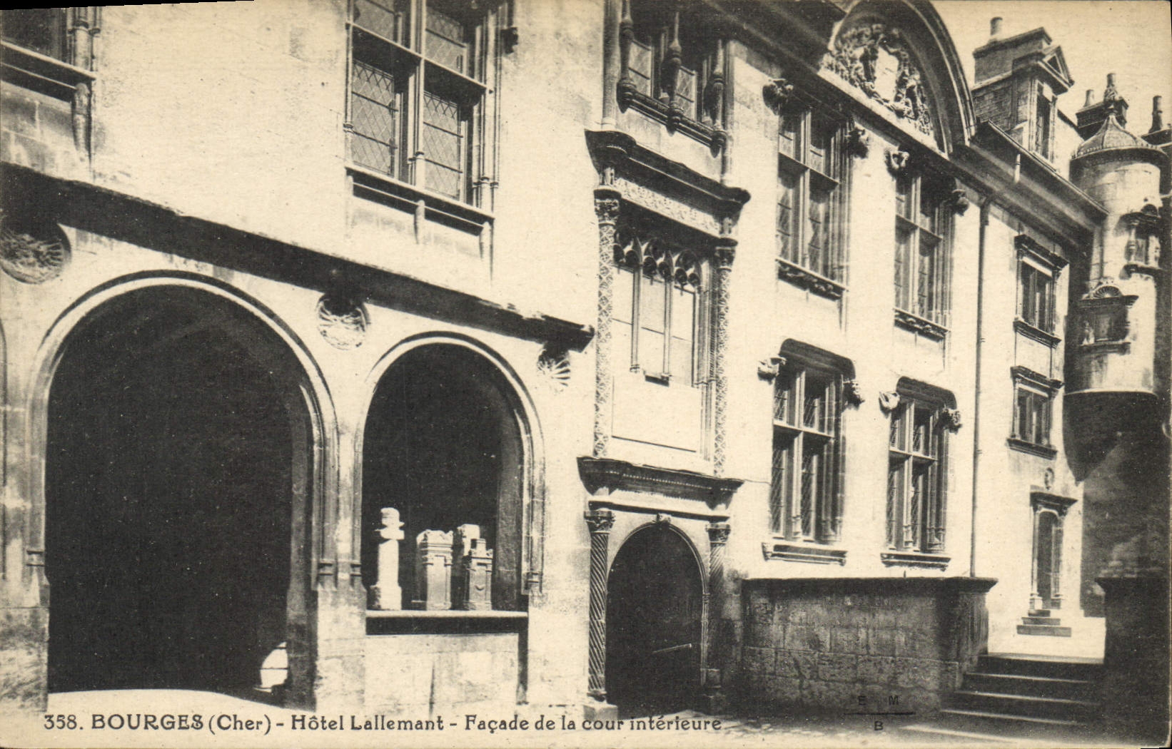 CPA Bourges (Cher) Hotel Lallemant Facade de la Cour interieure