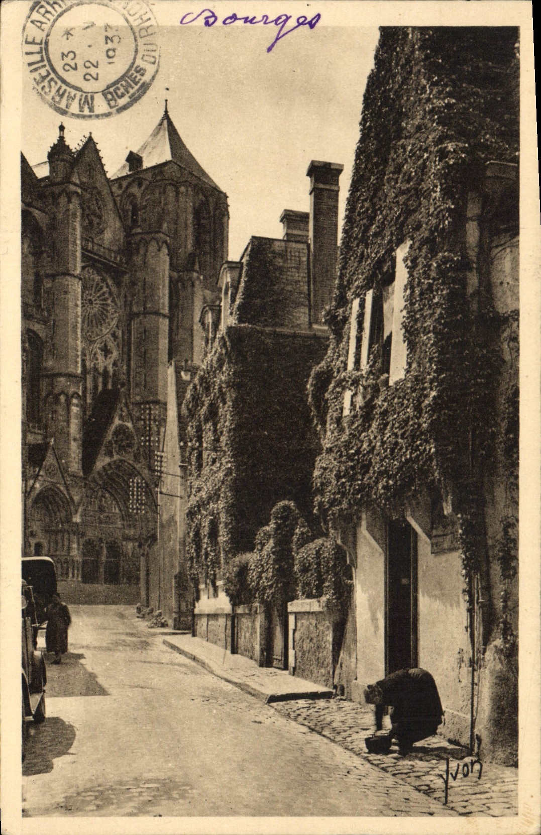 CPA Bourges (Cher) Vieille Rue Dans le fond la Cathedrale
