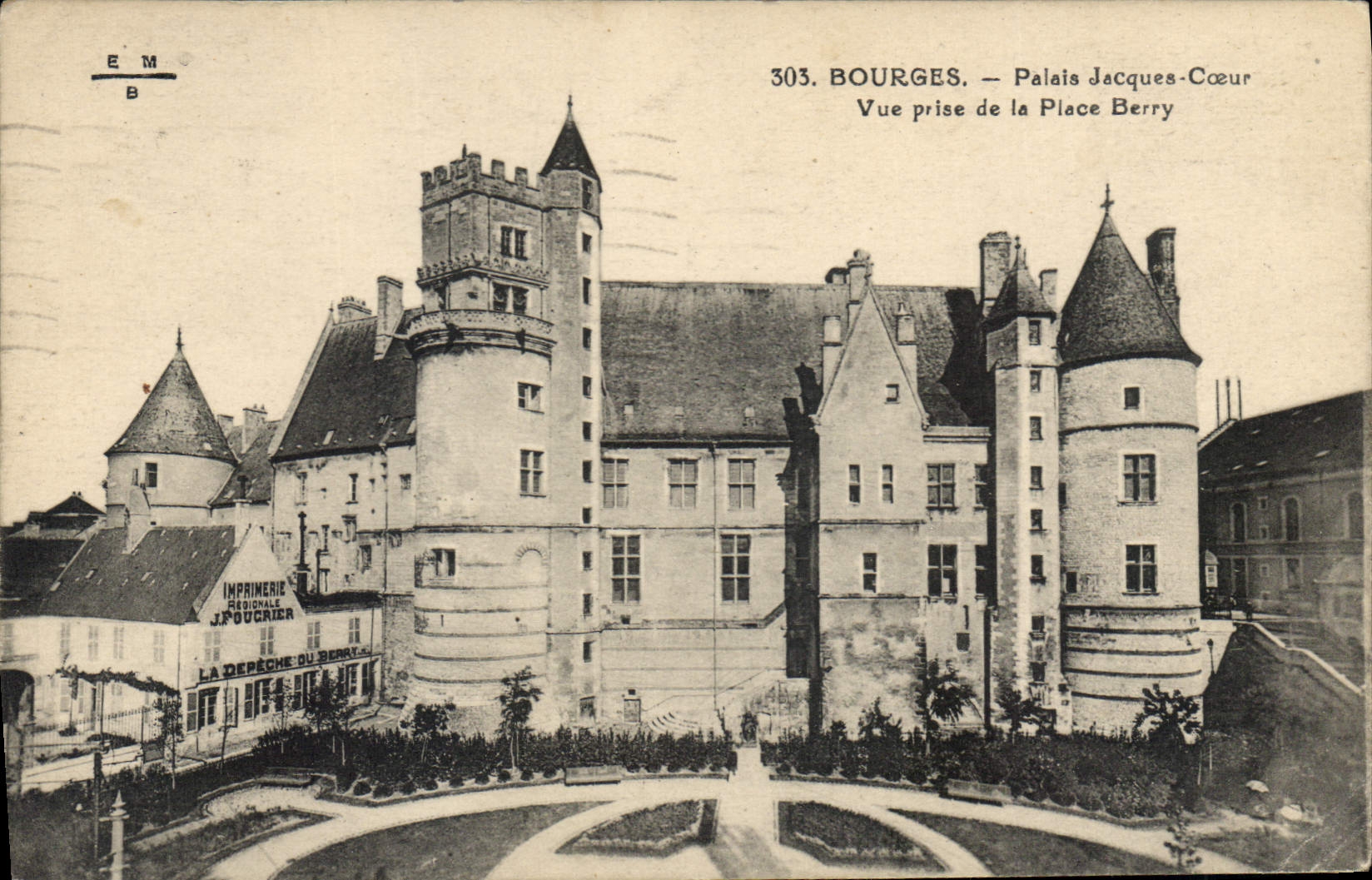 CPA Bourges Palais Jacques Coeur Vue prise de la Place Berry