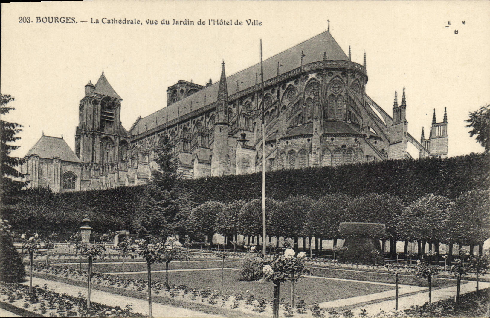 CPA Bourges La Cathedrale vue du Jardin de l'Hotel de Ville