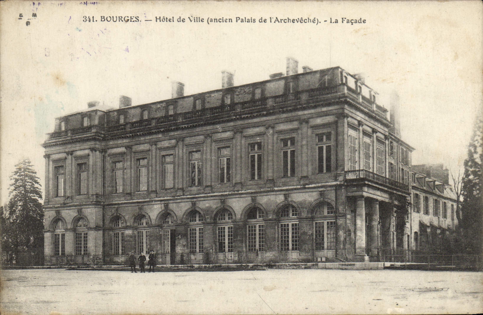 CPA Bourges Hotel de Ville (Ancien Palais de l'Archeveche) La Facade