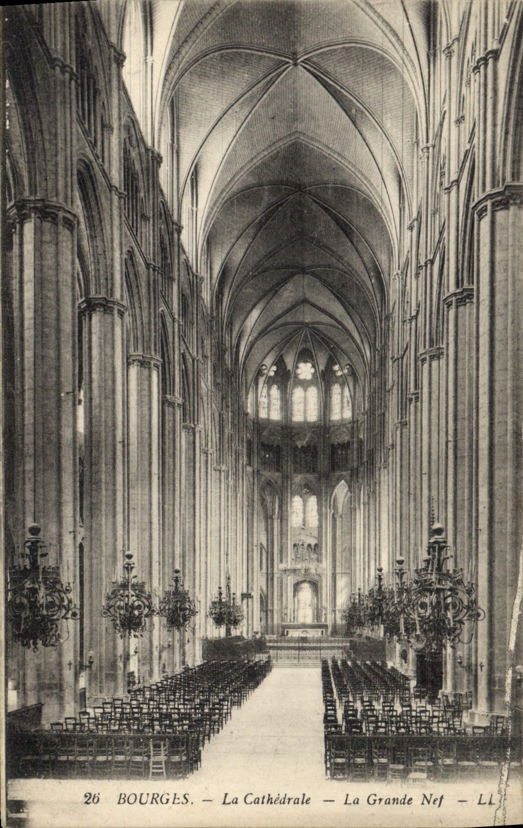 CPA Bourges La Cathedrale La Grande Nef