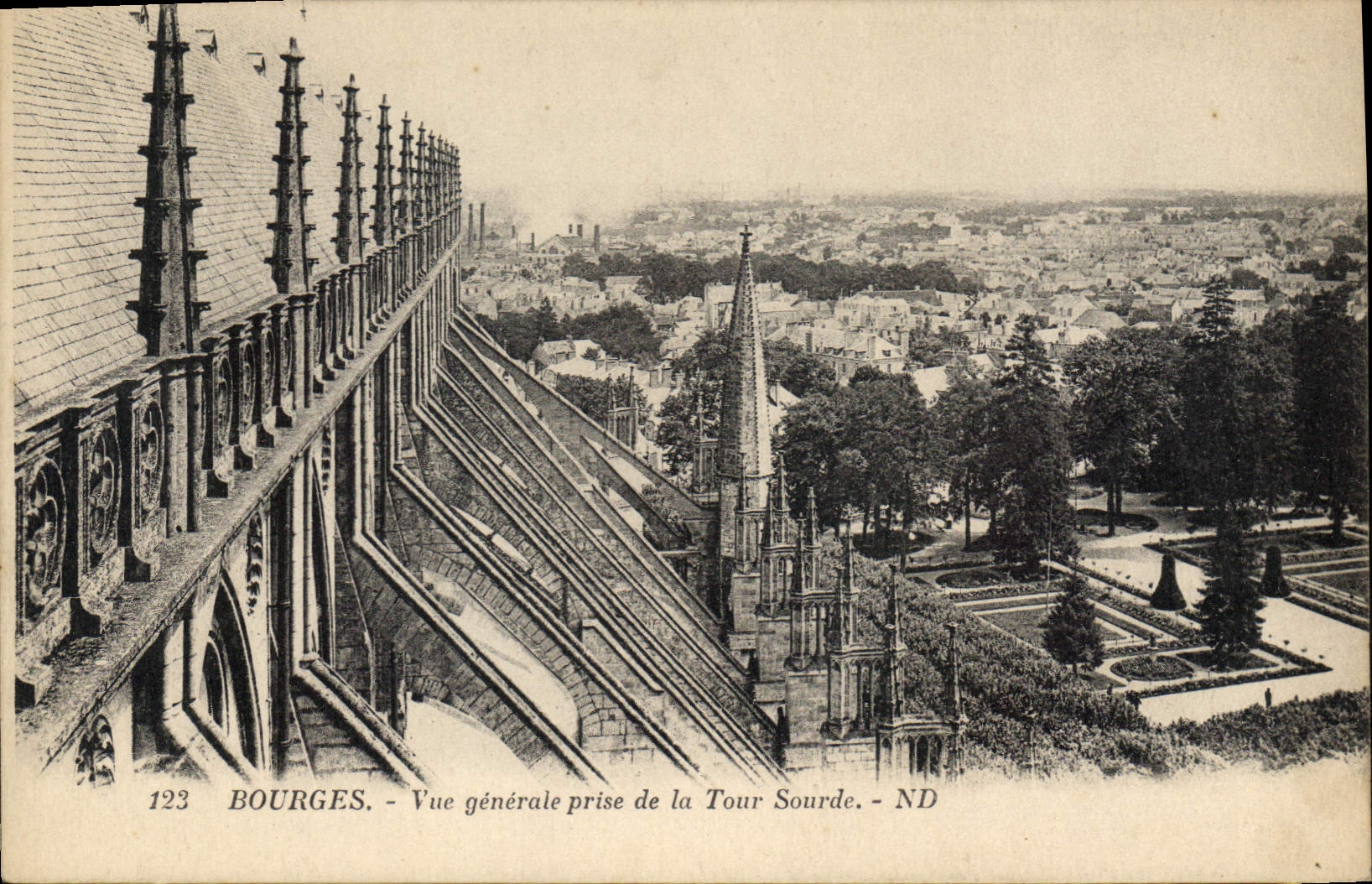 CPA Bourges Vue generale prise de la Tour Sourde