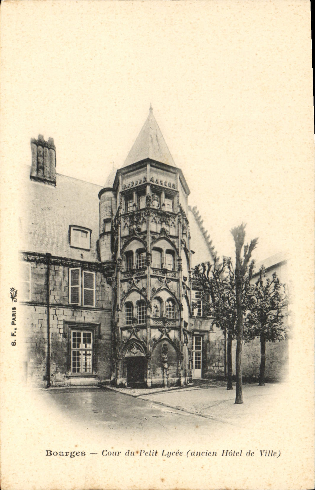 CPA Bourges Cour du Petit Lycee (ancien Hotel de Ville)