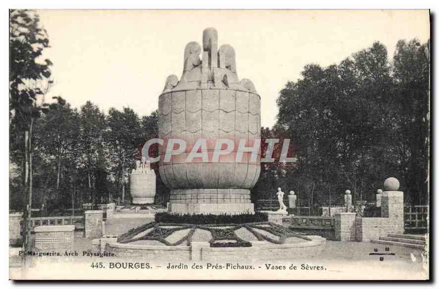 CPA Bourges Jardin des Pres Fichaux Vases de Sevres