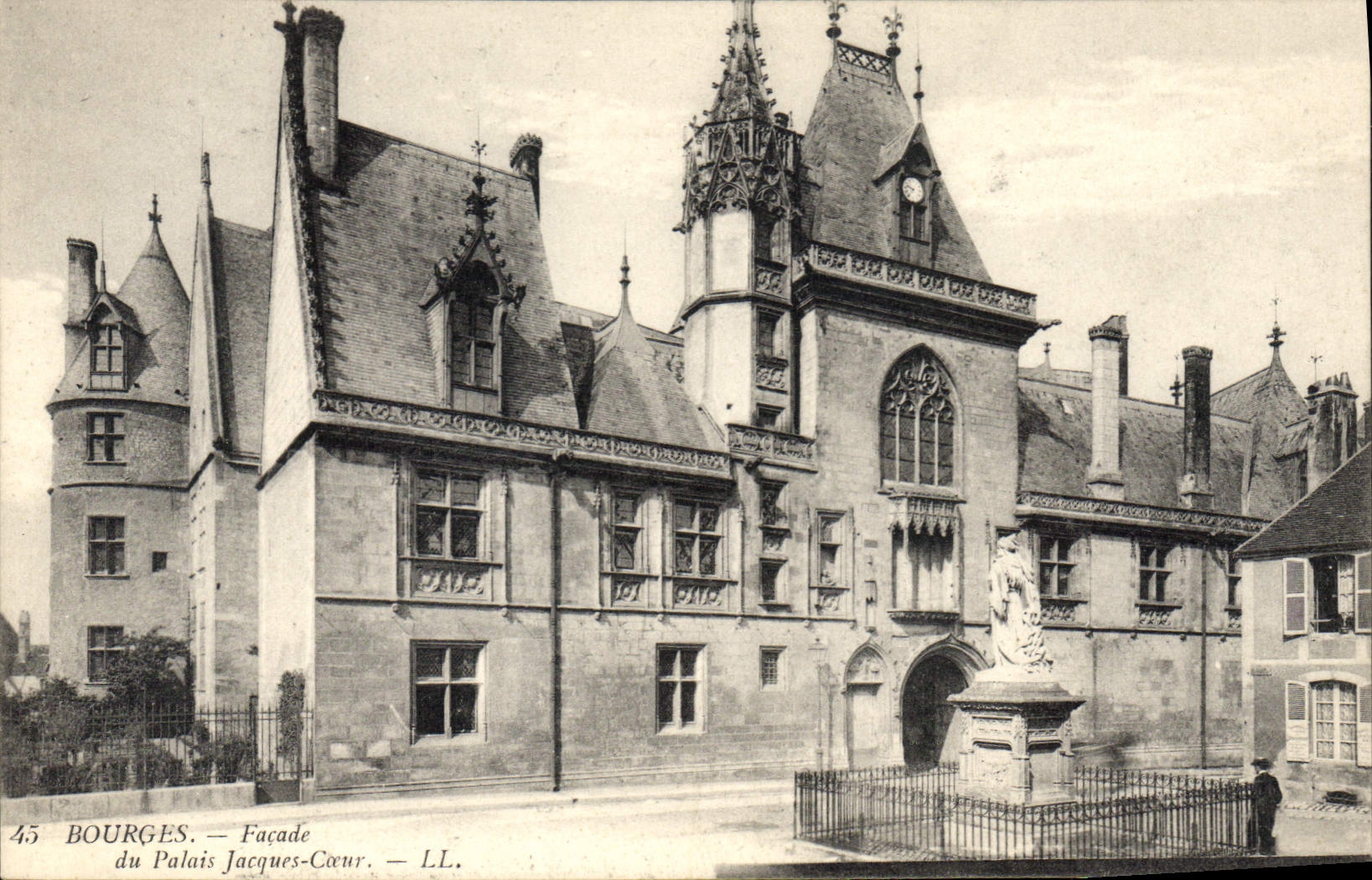 CPA Bourges Facade du Palais Jacques Coeur