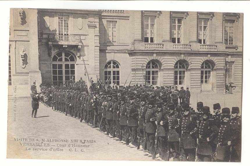 Versailles — Cour d'Honneur — Besuch Seiner Majestät Alphonse XIII in Paris
