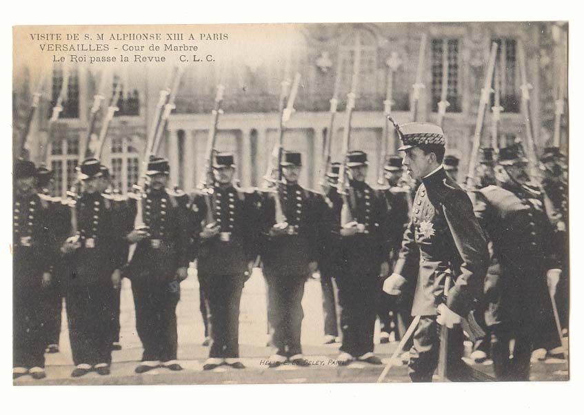 Besuch Seiner Majestät Alphonse XIII in Paris — Versailles - Cour de Marbre — Der König führt die Parade — Hélie & Cie, Paris