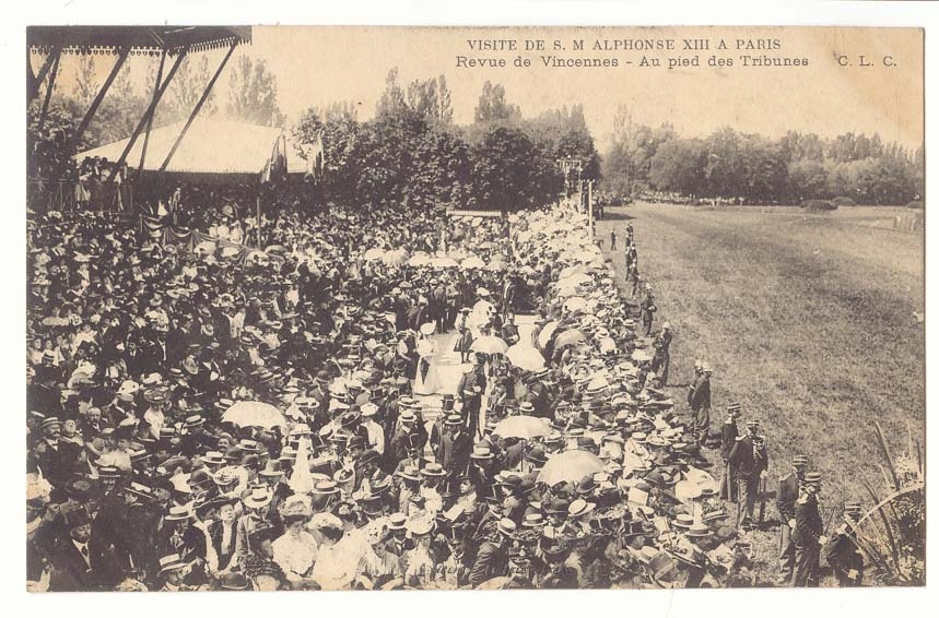 Visita de S.M. Alfonso XIII a París — Revista de Vincennes — Al pie de las tribunas — C.L.C.