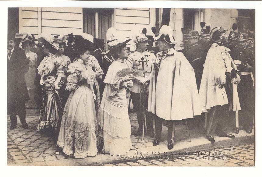 Visite de S M Alphonse XIII a Paris CPA devant l'ambassade d'Espagne Les diplomates