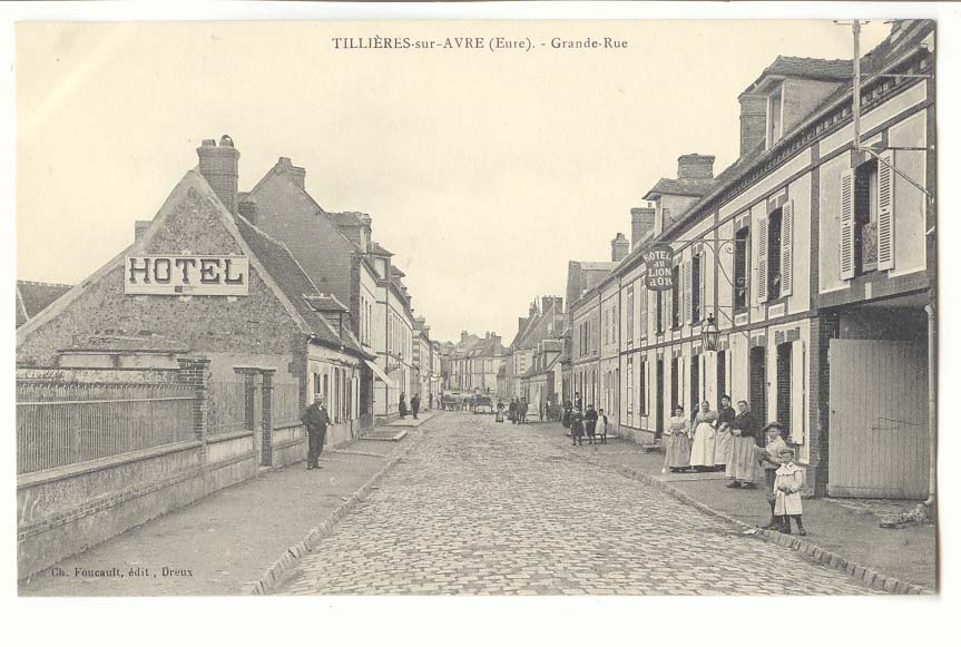 TILLIÈRES-sur-AVRE (Eure) - Grande-Rue — vue de la rue avec hôtel et passants