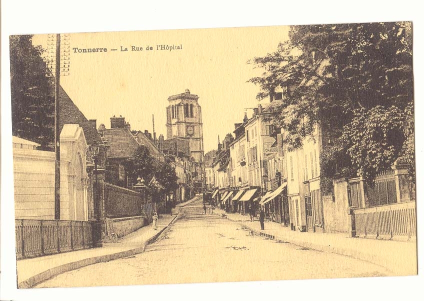 Tonnerre — La Rue de l'Hôpital — vue de la rue avec église