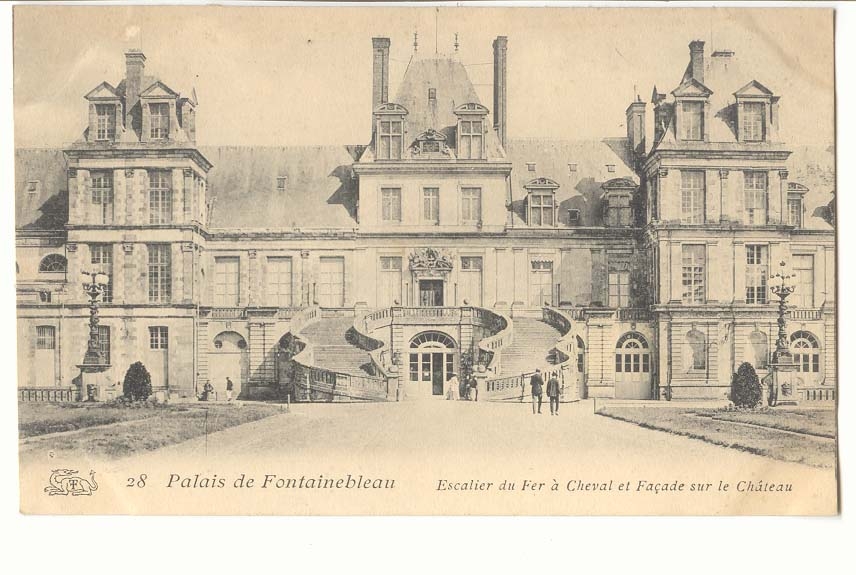 Schloss Fontainebleau — Eisenpferdestiege und Fassade zum Schloss — n° 28