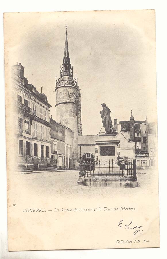 Auxerre CPA La statue de Fourier et la tour de l'horloge